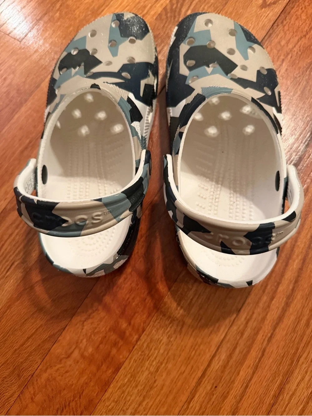 Kids White & Blue Camouflage CROCS Clog Shoes (Size 4 M / 6 W)